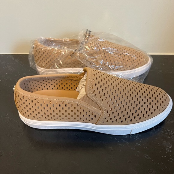 NEW Steve Madden perforated tan loafer - Picture 3 of 4